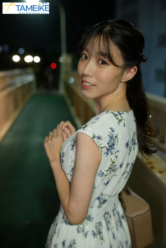 「白石純の顔射シーンが凄い！スレンダー熟女人妻のAVデビュー作で見せる知的美女の本能」のサンプル画像3枚目