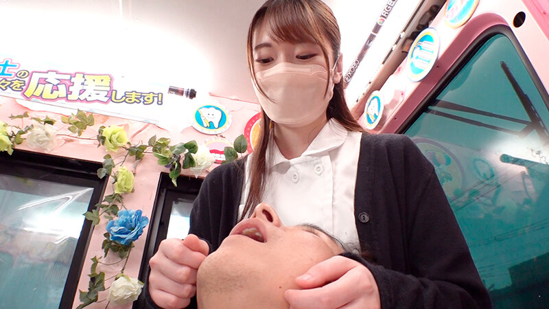 「【素人】マスク美女の歯科衛生士8人が初顔出しディープキス！デカチン巨根に悶える白衣の天使たち」のサンプル画像2枚目