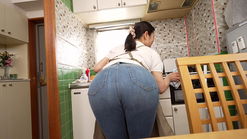 「素人巨尻美女アキのピタパン誘惑！巨乳揺れるフェラ＆中出しプレイで悶絶」のサンプル画像2枚目