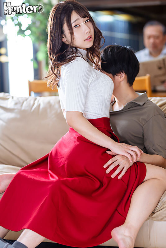 「【素人美女15名】義姉妹・義母とこっそり即ハメ中出しフェラ！ロングスカートの中で禁断プレイBEST」のサンプル画像3枚目