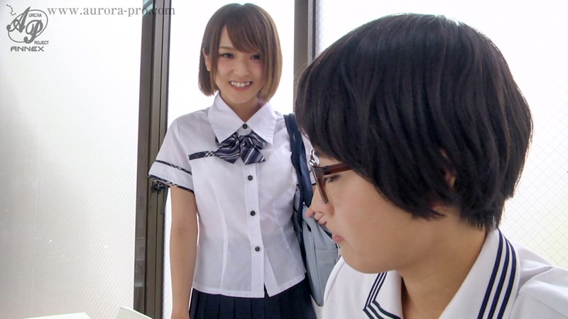 「椎名そら×向井藍が魅せる女子校生レズキス＆顔射プレイ！背徳の辱め調教動画」のサンプル画像1枚目