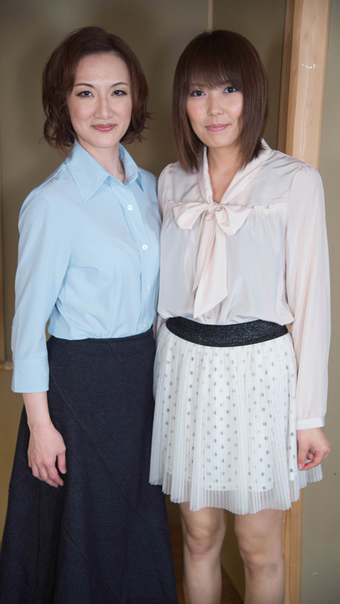 「【熟女】欲求不満な母親たちの禁断の姿！娘の前でも止まらない熟女12名の濃厚プレイ4時間」のサンプル画像14枚目