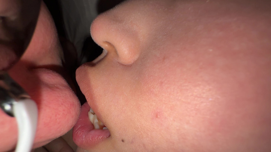 「【七藤優亜】個人撮影で美女を押し倒し口臭嗅ぎプレイ【フェチ動画・主観撮影】」のサンプル画像6枚目