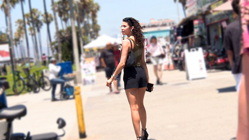 「【素人ナンパ】ベニスビーチで出会った巨乳ラテン美女と情熱セックス｜白人美脚ギャルとの濃厚プレイ」のサンプル画像4枚目