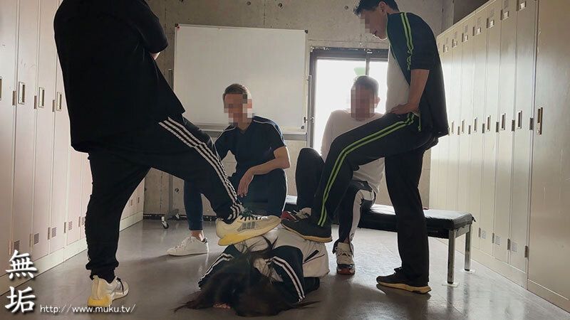 「雲母そら 保健室イジメられっ子JKに3P輪姦イラマチオ＆顔射中出しで躾ける過激プレイ」のサンプル画像5枚目