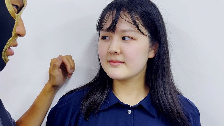 「【素人ナンパ】M男が街中で書店員りかちゃんにキスをお願い【フェチ企画】逆転の展開に注目」のサムネイル