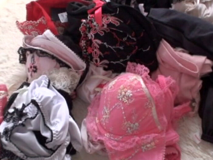 「【素人盗撮】本物女性宅侵入ボディカメラで下着物色体験！リアル潜入フェチ映像第2弾」のサンプル画像2枚目