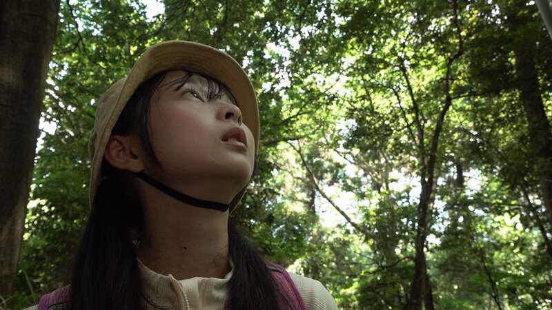 「美少女・望月つぼみが野外露出でイラマチオ＆中出し！森の中で見つけた全裸少女との禁断プレイ」のサンプル画像3枚目