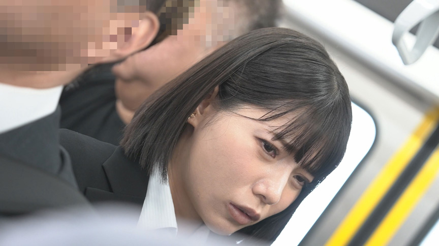 「【素人OL】神乳美女が電車で痴漢被害！巨乳を弄ばれ感じてしまうリクルートスーツ女子の受難」のサムネイル