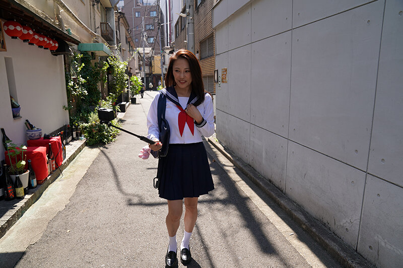 「熟女コスプレ羞恥プレイ！多田有花のセーラー服姿で野外露出＆お漏らし告白」のサンプル画像2枚目