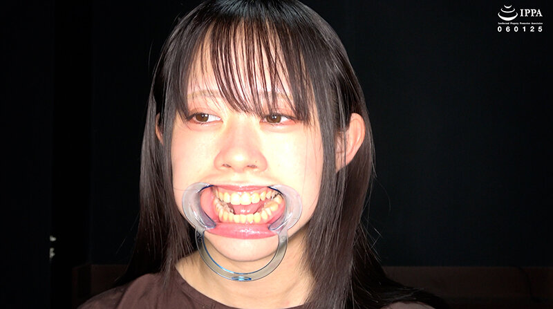 「【甘井くるみ】口内観察・歯・のどちんこ接写＆咀嚼プレイ【フェチ動画】貴重映像で魅せる巨大女の世界」のサンプル画像2枚目