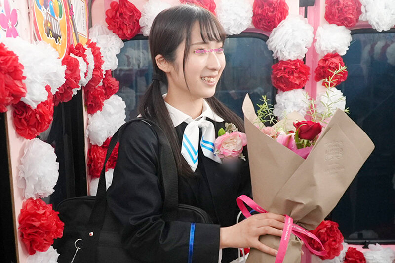 「【素人JK卒業式ナンパ】マジックミラー号で巨根体験！初々しい学生服美少女20人の恥じらいSEX10時間」のサンプル画像2枚目