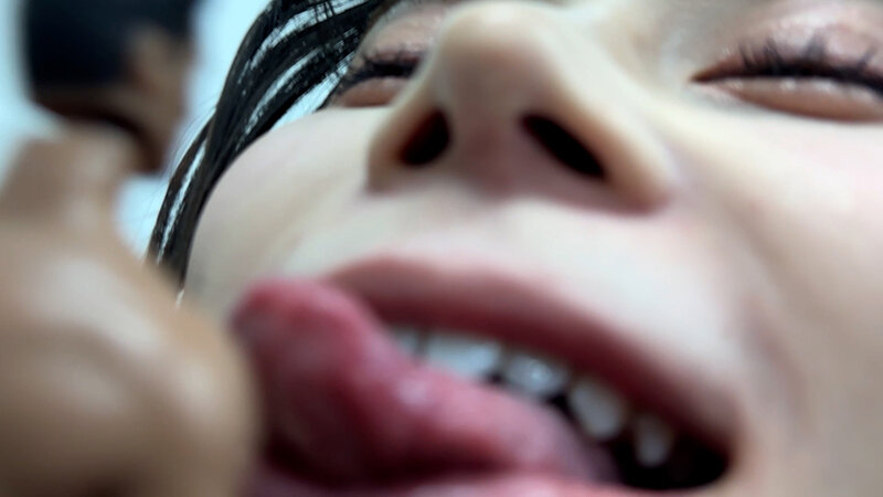 「【素人ナンパ】お姉さん系美女ひなみちゃんが濃厚唾液プレイでM男を責める激エロ動画」のサンプル画像11枚目