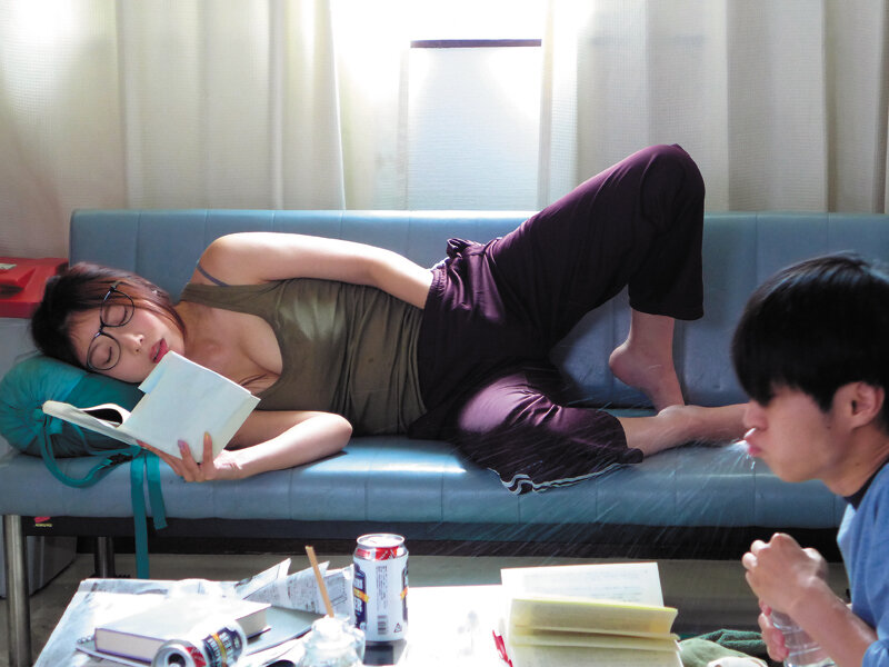 「【安位薫】巨乳お姉さん先輩と汗だくパイズリ＆中出しSEX！女子大生の夏の密着セックス」のサンプル画像10枚目