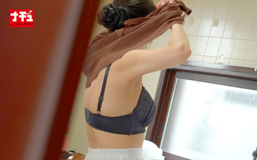 「【素人妻】Gカップ剛毛人妻が激しいピストンで恥ずかしめられイキ乱れる【中出し】」のサンプル画像3枚目