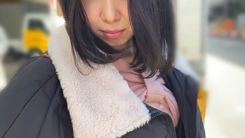 「素人お姉さんナンパ企画！食品工場事務員みりなちゃんが街中でM男にワキ舐め許可する神対応」のサンプル画像2枚目