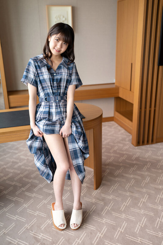 「永野いち夏が学生服姿でフェラ&オナニー披露!美少女ミニ系女優の悶絶プレイ」のサンプル画像3枚目