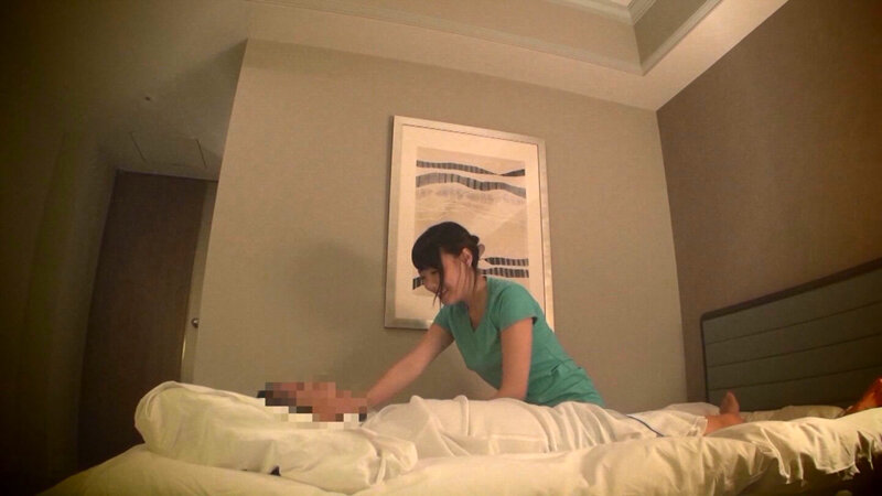 「浜崎真緒 巨乳人妻マッサージ師が密室で中出し不倫！盗撮されたアクメの全記録」のサムネイル