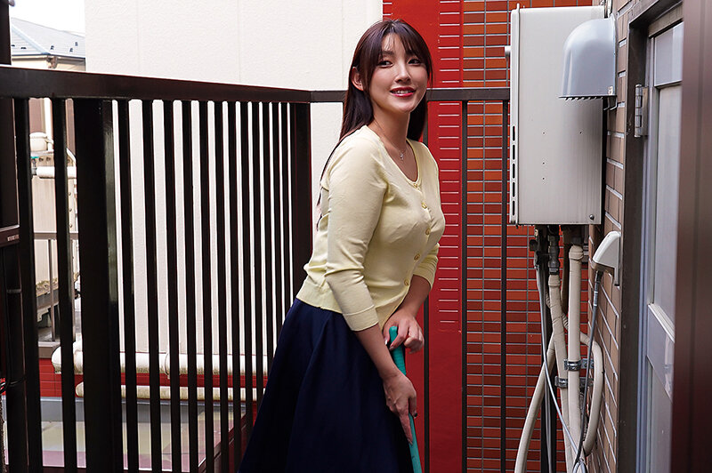 「森沢かな（飯岡かなこ）巨乳未亡人大家さんに中出し！透けブラウスで誘惑される熟女作品」のサンプル画像3枚目