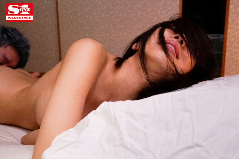 「つばさ舞のNTR作品｜義父との禁断関係に溺れる巨乳スレンダー若妻の寝取られ絶頂」のサンプル画像7枚目