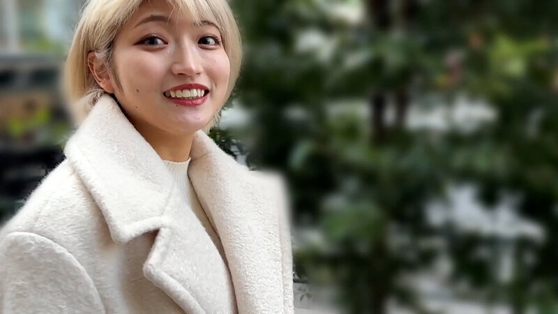 「【素人ナンパ】美人お姉さん美容部員がM男に濃厚キス・接吻を許す衝撃映像」のサンプル画像2枚目