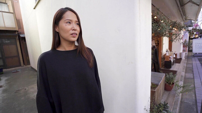 「【素人人妻】巨乳熟女が商店街で口説かれ中出しされる盗撮映像【人妻ナンパ】」のサンプル画像5枚目