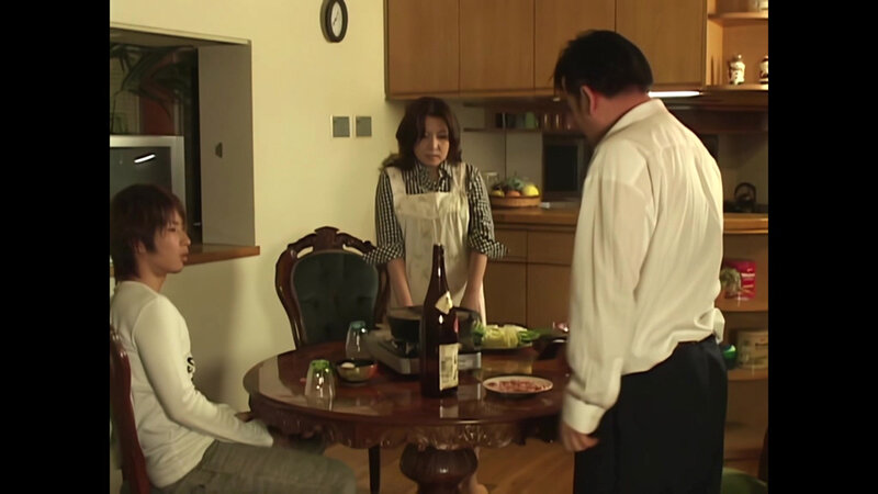 「水原亜紀が魅せる熟女の艶美｜禁断の近親相姦と放尿プレイで興奮必至のAIリマスター作品」のサンプル画像2枚目