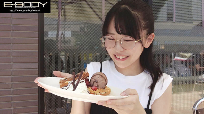 「柏木こなつのパイズリが最高！メガネ美少女の色白巨乳スレンダーボディに大興奮」のサンプル画像2枚目