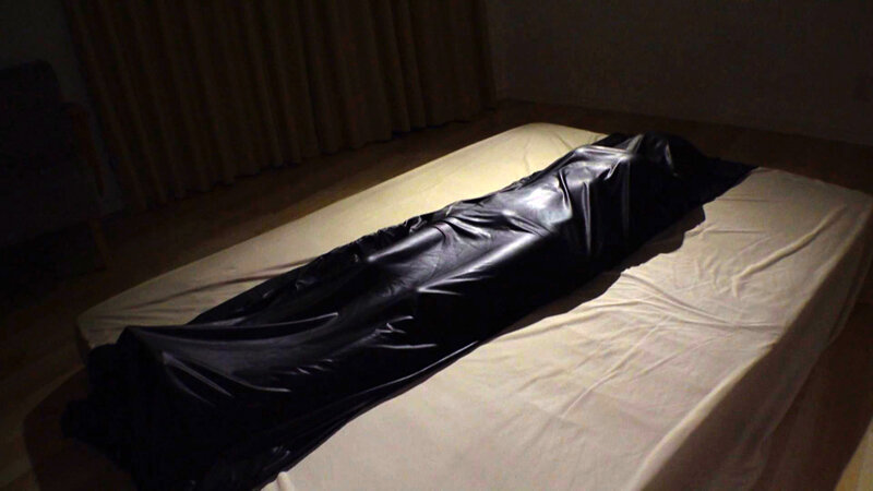 「花衣つばき 顔射＆局部アップで魅せるドール系美女の直送ボディパッケージ」のサンプル画像2枚目