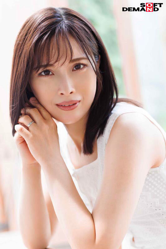 「奥井美郷 42歳人妻AVデビュー！美乳ママが3P・4Pやイラマチオに挑戦する衝撃作」のサンプル画像2枚目