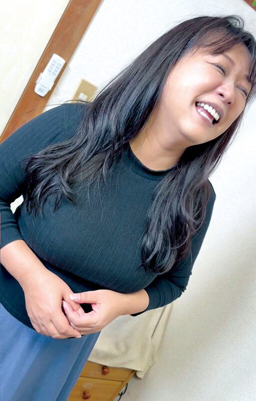 「【桐島明日香】Gカップ巨乳熟女が面接で中出し志願！羞恥プレイで本性解放する爆乳おばさん」のサムネイル