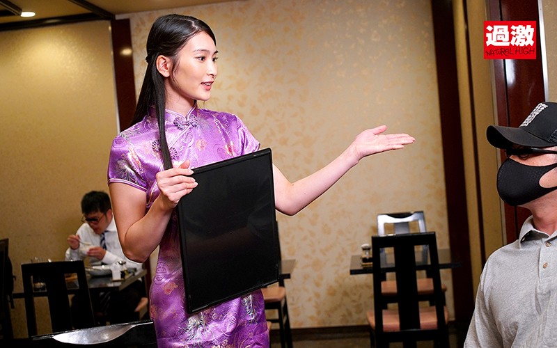 「本庄鈴が接客中に羞恥プレイで潮吹き!バイト娘が辱めに感じまくる職業色々シチュエーション」のサンプル画像4枚目