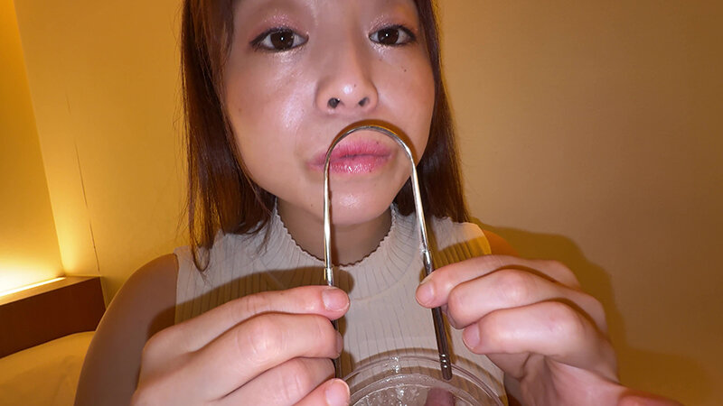 「【赤城穂波】素人お姉さんをナンパ！舌ブラシで汚舌苔採取する個人撮影動画」のサンプル画像18枚目