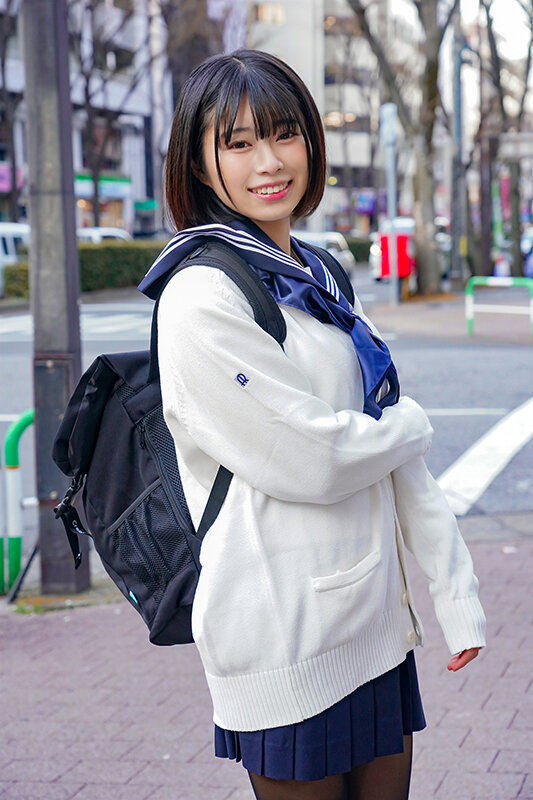 「街行く女子○校生限定!‘π1cm10万円’の極太ディルドチャレンジ!「こんなぶっといの入らないよぉ……照」とまたがった黒人よりデカいディルドにキツキツオメコをメリメリ開口され発情腰ふりが止まらない!未体験のデカチンで子宮口を刺激された性欲娘にデカマラを見せつ…」のサンプル画像7枚目