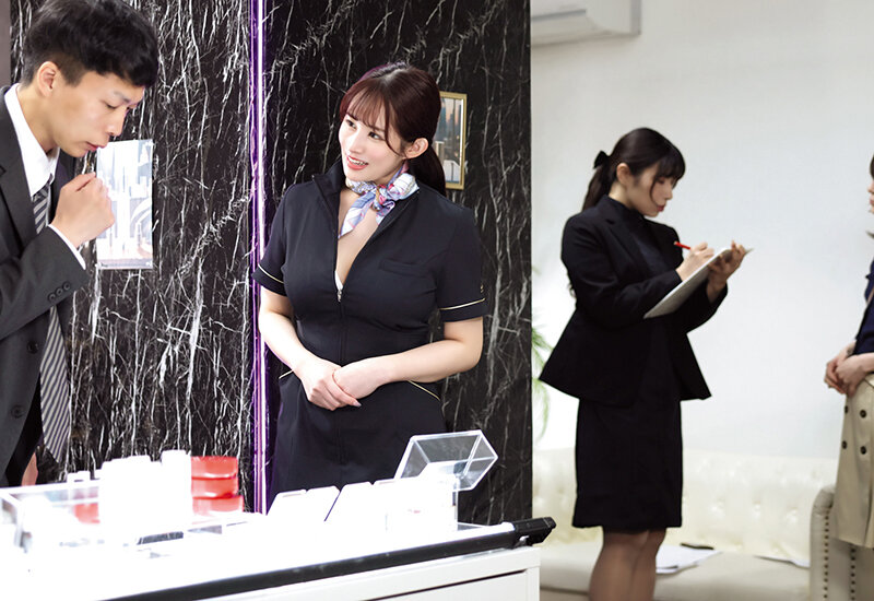 「【二羽紗愛】巨乳痴女の濃厚キス&フェラで寝取られ不倫SEX!中出しで絶頂する人妻の禁断プレイ」のサンプル画像2枚目