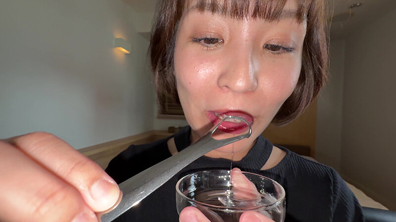 「【玉城夏帆】素人お姉さんをナンパ！舌ブラシで汚舌苔採取する個人撮影動画」のサンプル画像13枚目