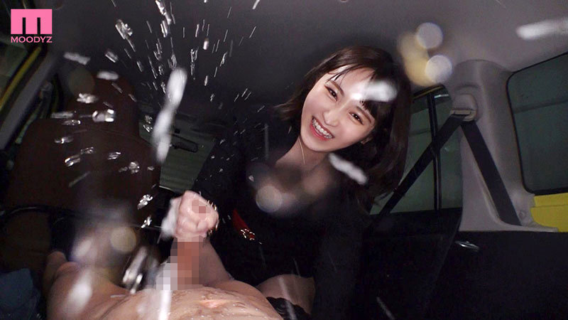 「小野六花が痴女責め!M男を焦らして男の潮吹き&フェラで強制射精させる美少女小悪魔プレイ」のサンプル画像9枚目