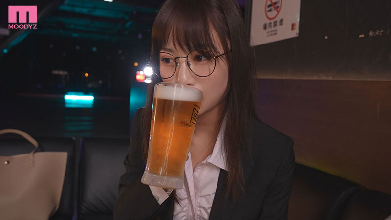 「天宮花南が巨乳女上司役で乱交＆中出し！酔った勢いで濃厚キス連発の誘惑プレイ」のサムネイル