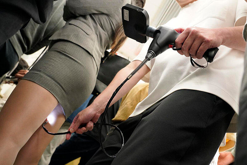 「【雨村梨花】スーツ姿の微乳美少女OLが潮吹き絶頂!恥じらいながら感じる局部アップ映像」のサンプル画像3枚目