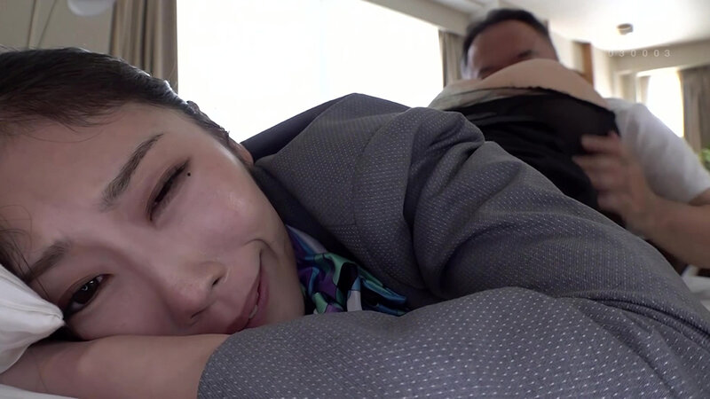 「小松杏のスチュワーデスコスプレで濃厚キス＆潮吹き！スレンダー熟女の悶絶フェラプレイ」のサンプル画像7枚目