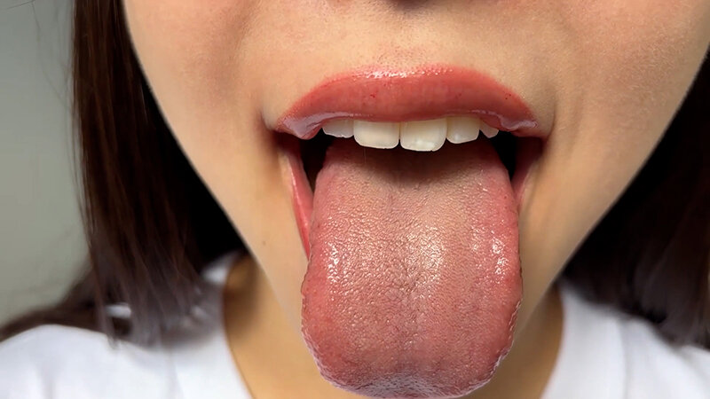 「【素人ナンパ】街角で声をかけたお姉さんまいなちゃんの口内観察体験動画」のサンプル画像2枚目