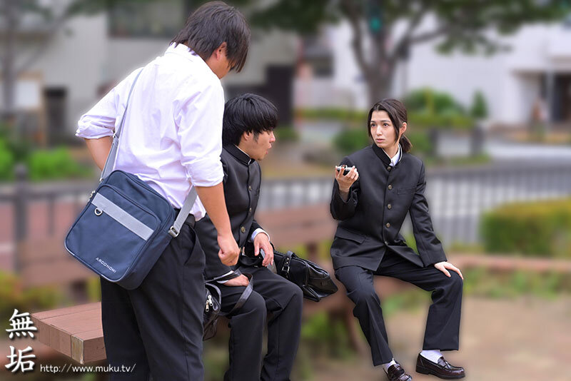 「倉本すみれが学生服姿で痴女誘惑！美少女の濃厚キス＆中出しで童貞を虜にする」のサンプル画像1枚目