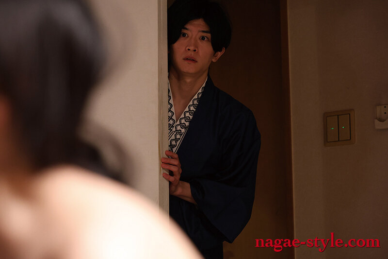 「あずま鈴が魅せる熟女お母さんの3P・4P！家族旅行で起きた禁断の複数プレイ体験」のサンプル画像5枚目