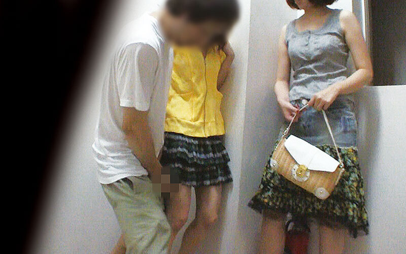 「【素人OL】職場で盗撮・イタズラ指マン！スポーツ観戦中の過激お触りハプニング映像」のサンプル画像7枚目