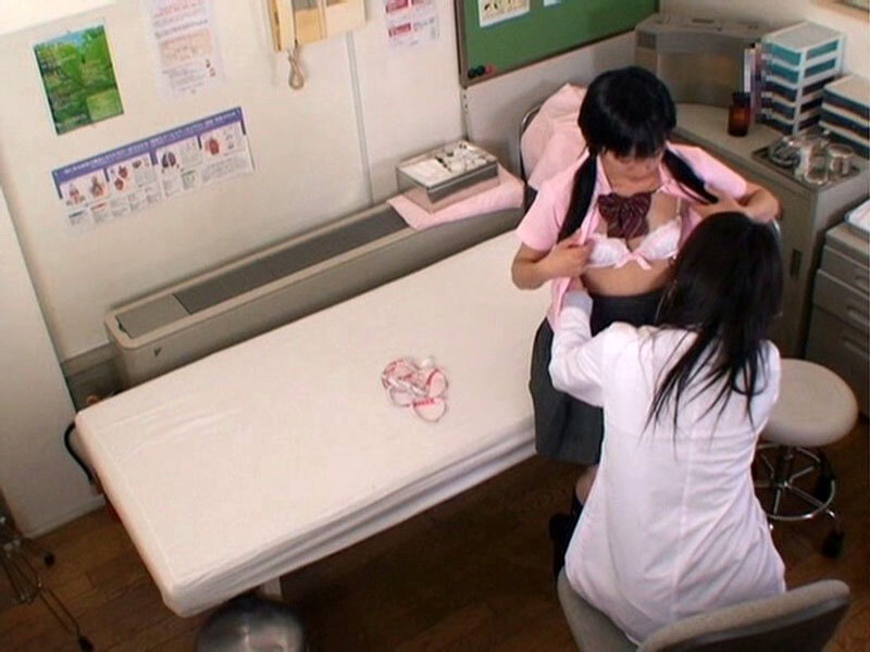 「女校医のレズビアン診察を盗撮！巨乳と貧乳の放課後秘密プレイ【のぞき映像】」のサンプル画像16枚目