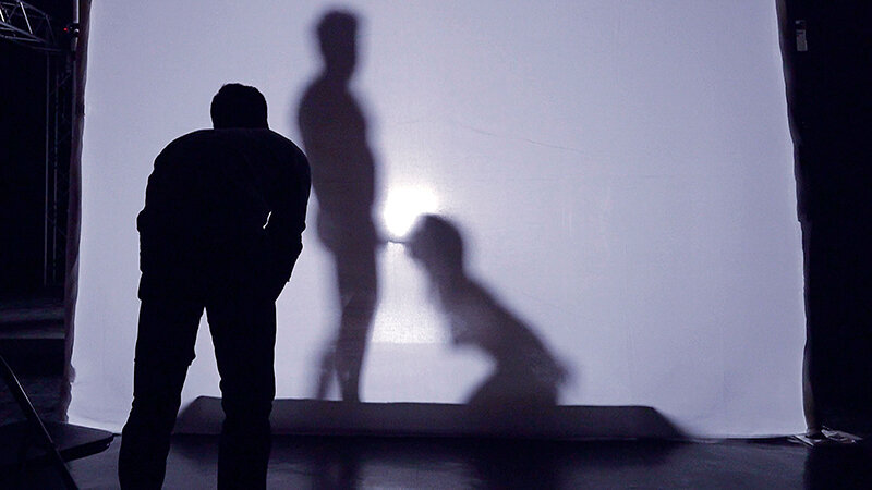 「【素人女子大生】彼氏の前で寝取られ中出しSEX!ドキドキシルエットクイズで禁断の展開に」のサンプル画像5枚目