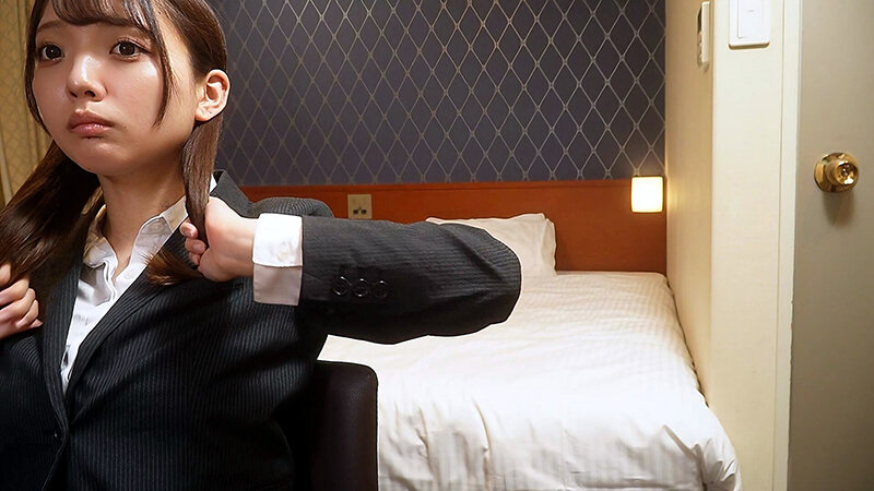 「【素人OL】ビジネスホテルで盗撮された巨乳美人の無防備オナニー｜制服姿の隠し撮り映像」のサンプル画像1枚目