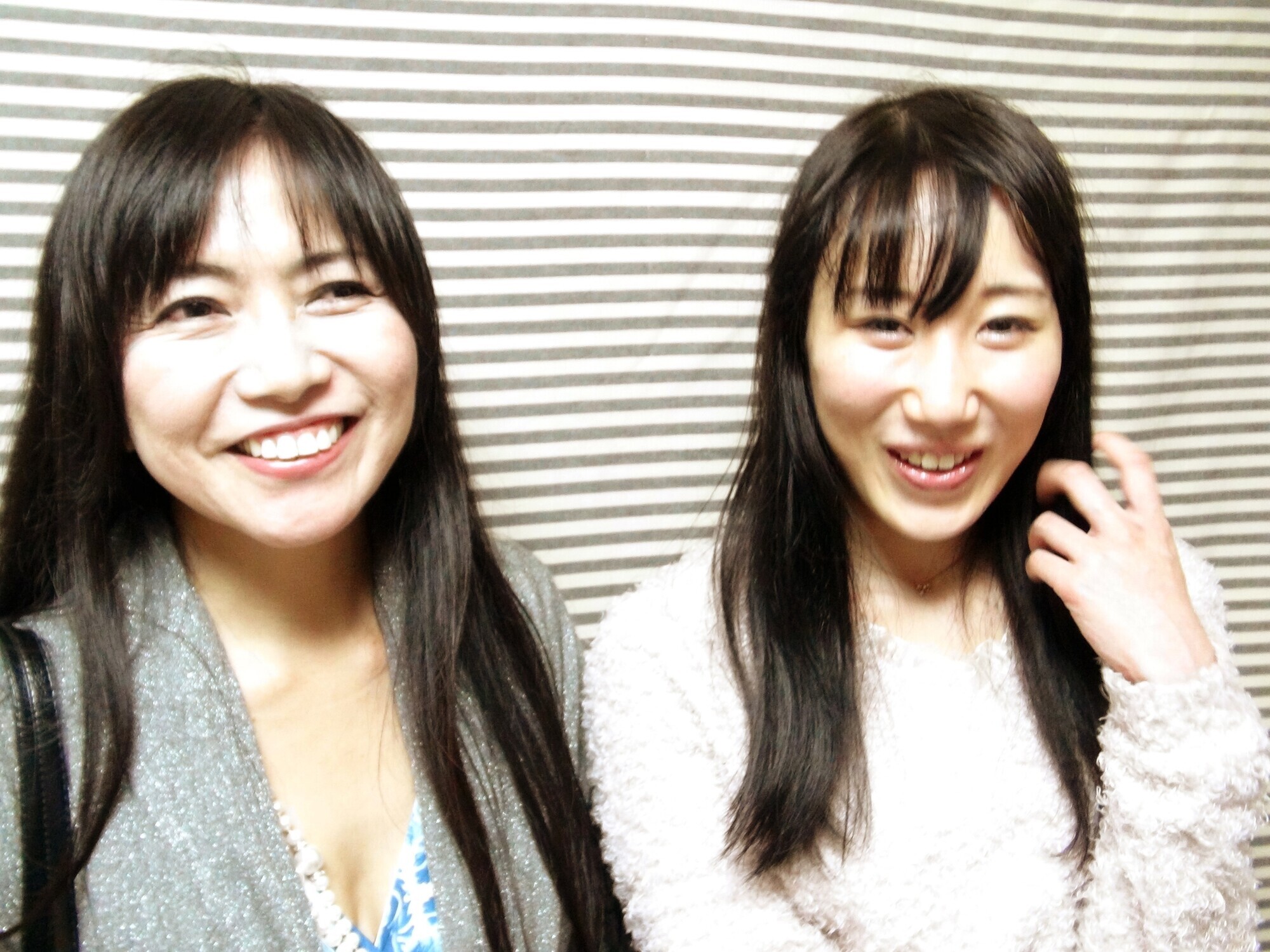 「街で見つけた 姉妹のように仲の良い綺麗な母娘をナンパして大乱交！！「あなた許して」というもののイキまくる好き物親子10組240分！！」のサンプル画像18枚目