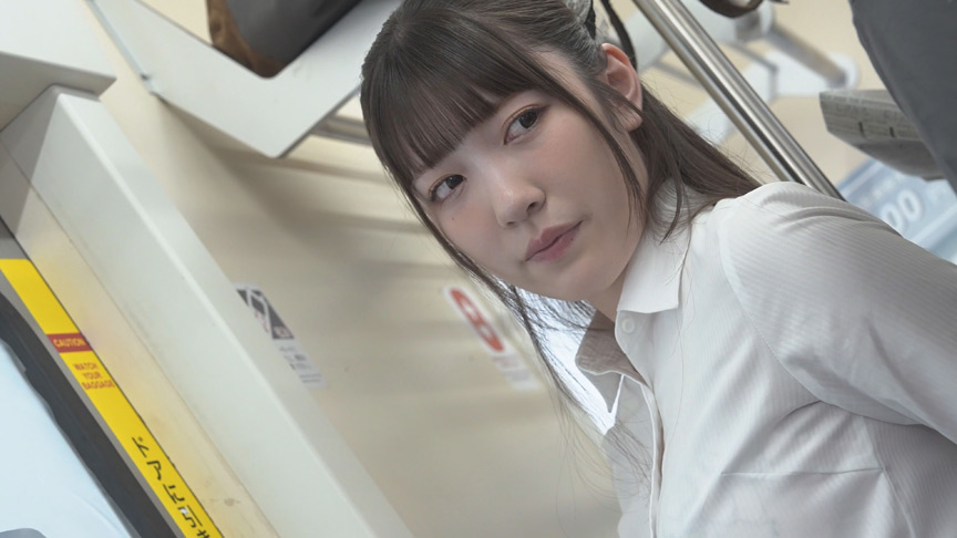 「【素人OL】神乳美女が電車で痴漢被害！敏感乳首を責められ感じてしまうリクルートスーツ女子」のサムネイル