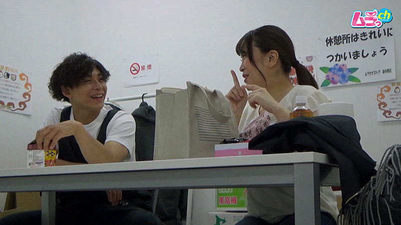 「【素人人妻】巨乳の隠れ淫乱妻が年下大学生に迫られ潮吹き絶頂する盗撮映像」のサンプル画像2枚目